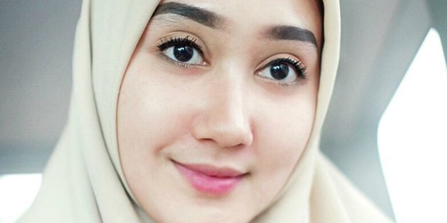 Gaya Hijab Santai Dian Pelangi yang Temani Hari Liburmu