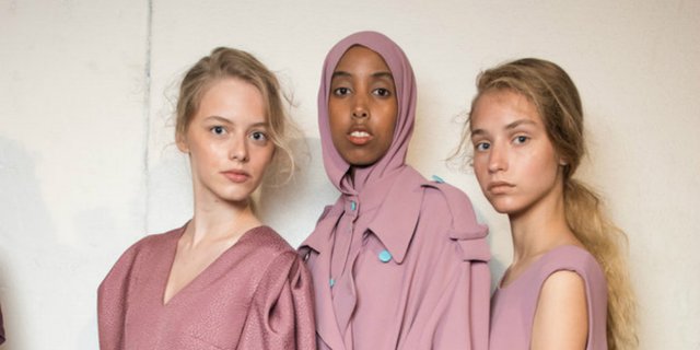 Desainer Ini Hadirkan Busana Hijab di London Fashion Week 2018
