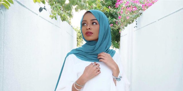 Berbagai Kreasi Hijab dengan Pashmina yang Simpel