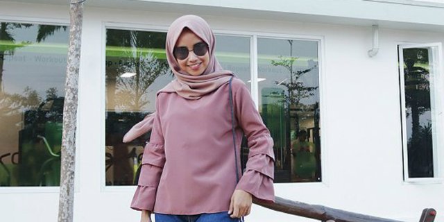 Gaya Hijab Berbahan Velvet untuk Tampil Lebih Formal