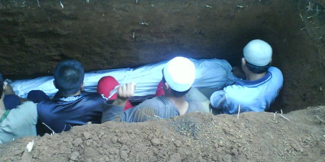 foto mayat dalam kubur