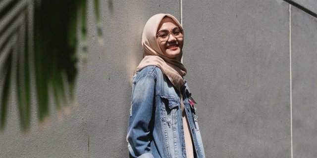 Intip Style Hijab Kekinian Rina Nose yang Kaya ABG