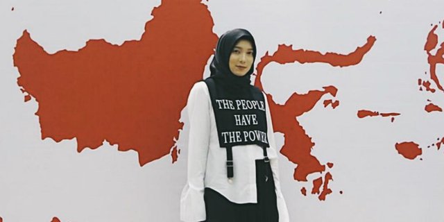 Inspirasi Gaya Hijab Batik dari Desainer Jenahara