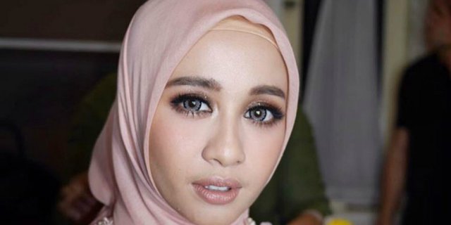 Tutorial Hijab Kerudung Paris ala Laudya Cynthia Bella