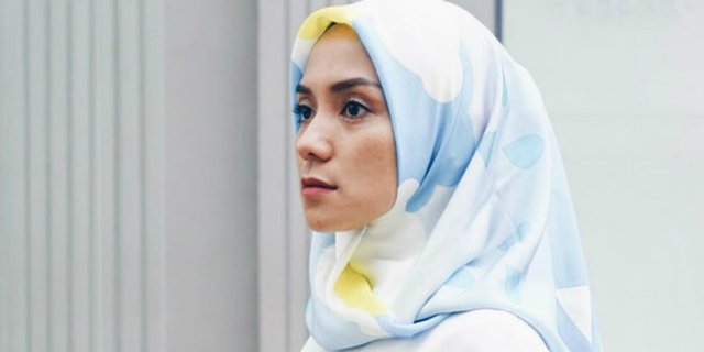 Gaya Hijab Enno Lerian yang Tengah Hamil Anak Ke-4