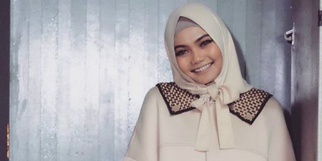 Aksi Kocak Tutorial Hijab ala Rina Nose, Penasaran?