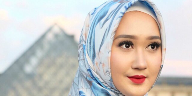 Ide Penggunaan Off Shoulder untuk Hijaber ala Dian Pelangi