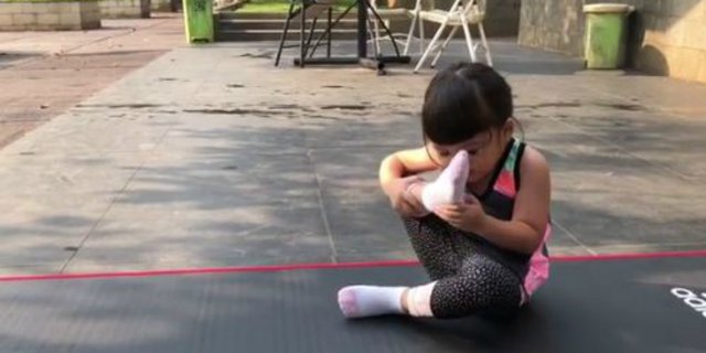 Aksi Gempi Latihan Yoga Bareng Mama Gisel, Super Gemas!