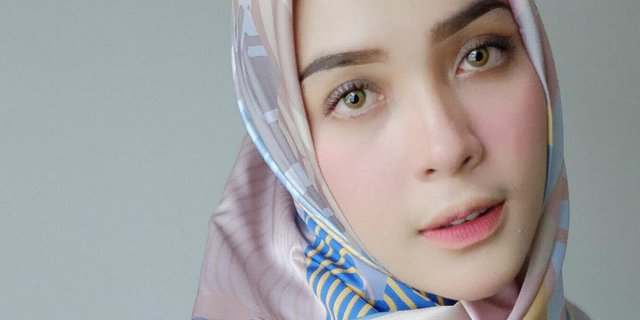 Inspirasi Pulaskan Lipstik Ombre dari Selebgram Hijab