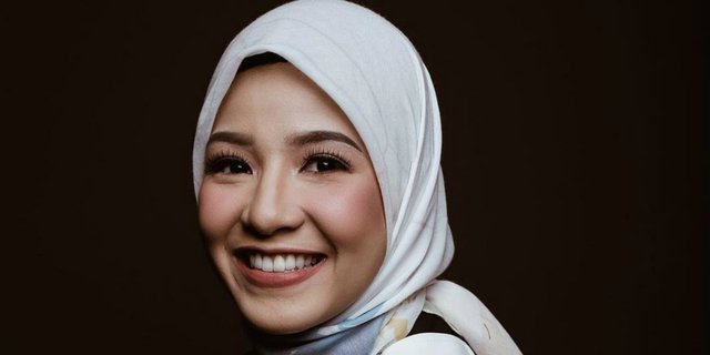 Inspirasi Gaya Hijab Natasha Rizky Mirip Anak Kuliahan