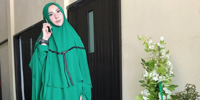 Ide Pakai Busana Syari Warna Gonjreng dari Artis Hijab