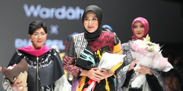 Tren Hijab Satin dan Silk Motif yang Berjaya di JFW 2018