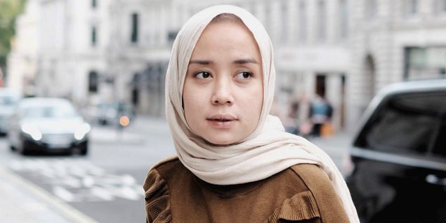 Ide Padukan Satu Warna dalam Gaya Busana Hijab