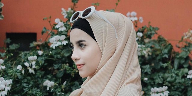 Dua Gaya Hijab Berbeda yang Pakai Satu Jarum Pentul