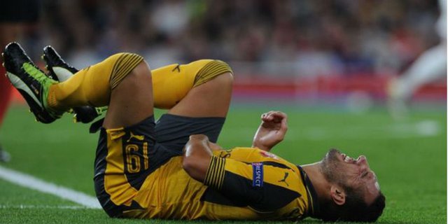Pemain Arsenal `Memindah` Kulit Lengan Plus Tatonya ke Kaki