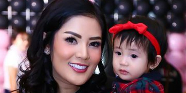 Photoshoot Bareng Anak, Busana Nindy Ayunda Bikin Gemas