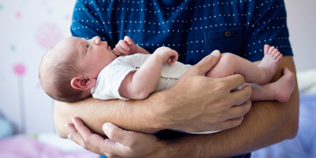 Ayah, Yuk Terlibat Aktif Mengurus Bayi Baru Lahir