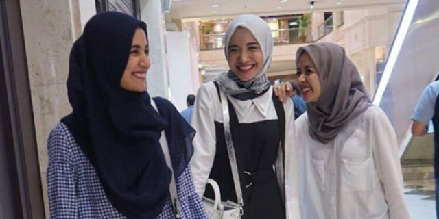 5 Artis yang Hobi Koleksi Hijab Jutaan Rupiah