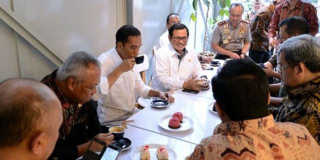 Ketika Jokowi Sambangi Tempat Nongkrong Kekinian di Bandung