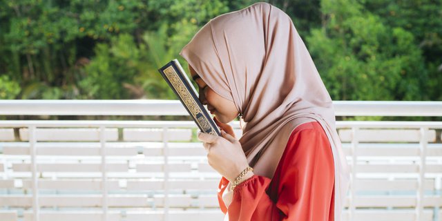 Cetak Atau E-book, Jadikan Quran Teman Terbaik Saat Traveling