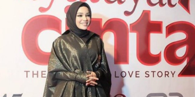 Hadiri Gala Premier Film Terbaru, Gaun Dewi Sandra Disorot