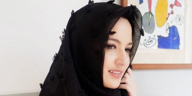 OOTD Hijab Bulu yang Sedang Hits ala Nia Ramadhani, Mau Coba? 