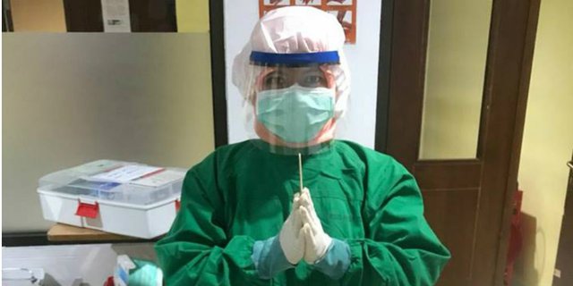 Viral! Tampilan 'Baju Perang' Dokter Hadapi Pasien Difteri