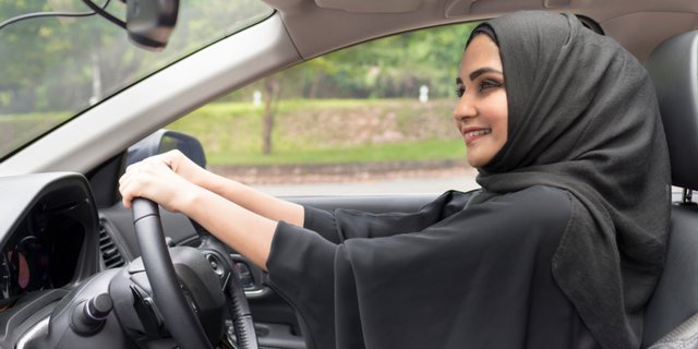 Saudi Izinkan Wanita Kemudikan Truk dan Sepeda Motor