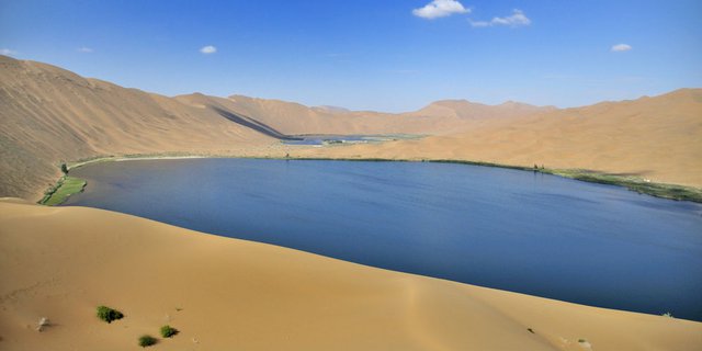 Penampakan Danau-danau Misterius di Gurun Badain Jaran