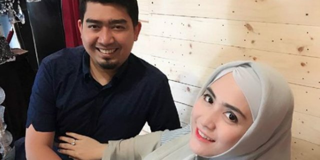 Hamil Lagi, Penampilan Istri Ustaz Solmed Bikin Pangling