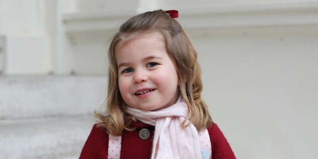 Tampilan Imut Putri Charlotte di Hari Pertamanya Sekolah