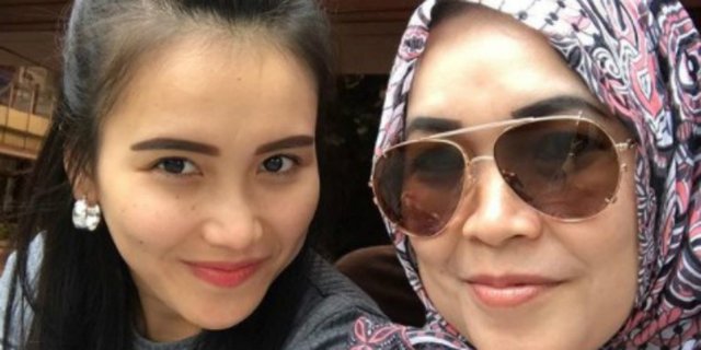 Selera Fashion Ibu Ayu Ting Ting Berubah, Sepatunya Disindir