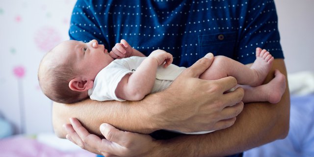 Dokter Anak Jelaskan Cara Tepat Menggendong Bayi, Wajib Tahu!