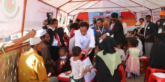 Jokowi Serahkan Bantuan ke Pengungsi Rohingya