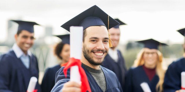 RI Masuk Negara dengan Ekspektasi Gaji Fresh Graduate Terendah