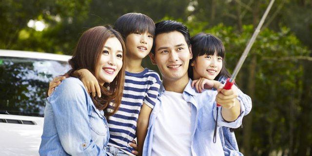 Selalu Ambil Foto Anak Saat ke Tempat Ramai, Alasannya...