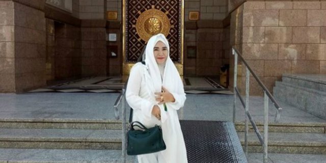 Umrah Pakai Tas Kekinian, Ibu Ayu Ting Ting Ditegur Netizen