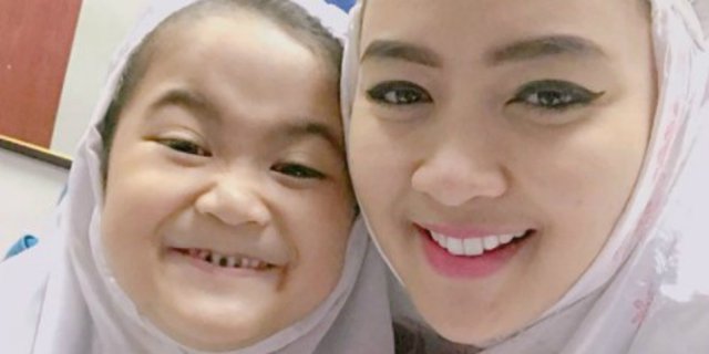 Bikin Haru, Begini Cara Vega Darwanti Ajarkan Anak Salat