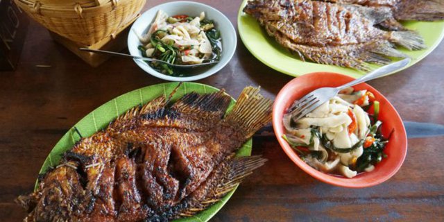 Nikmati Gurame Bakar di Warung Lesehan Ikan Klotok Bojonegoro