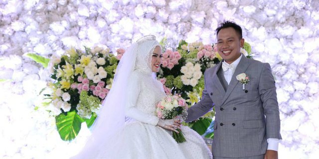 Mewahnya Gaun pernikahan Angel Lelga Dilihat dari Dekat