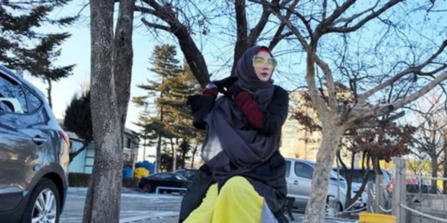 Sarah Vi Tampilkan Gaya Hijab Syari Boyish, Berani Coba?