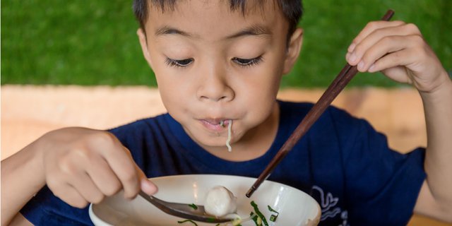 Anak Lebih Suka Makan Makanan Hangat, Ini Penyebabnya 