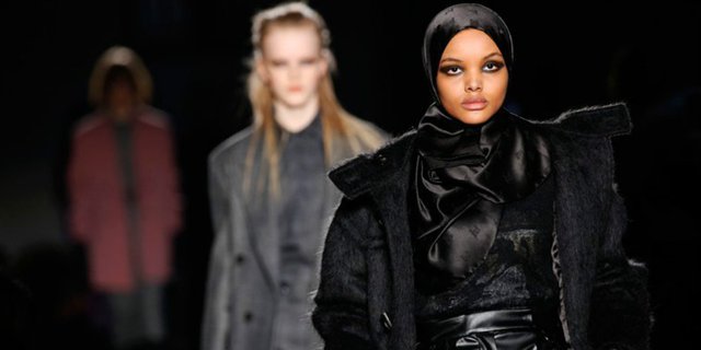 Model Berhijab Halima Aden Kembali Guncang Milan Fashion Week