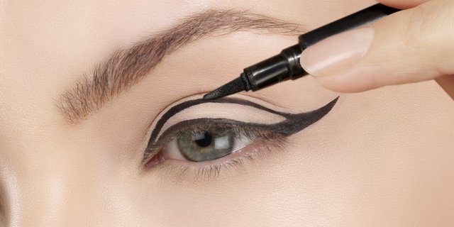 6 Beauty Hacks Pakai Eyeliner Lebih Mudah dan Tahan Lama