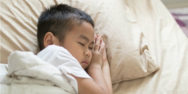 Trik Menidurkan Kembali Si Kecil Setelah Bangun Tengah Malam