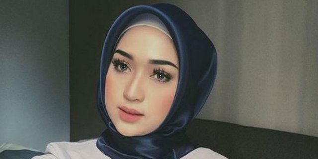 Gaya Hijab Istri Pembalap GP Malaysia yang Curi Perhatian