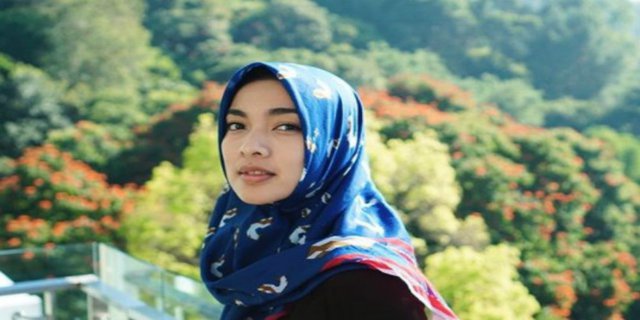 Baru Berhijab? Intip Gaya Hijab Tika Bravani yang Bikin Adem