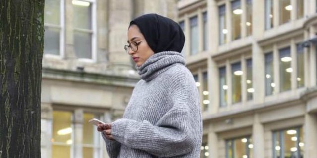 Inspirasi Kenakan Oversized Sweater Lebih Fashionable