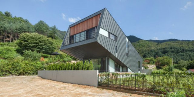 Kerennya Desain Modern Rumah 'Miring' Dekat Gunung