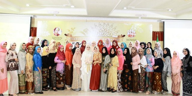 KHI: Lestarikan Budaya Lewat Kebaya Hijab
